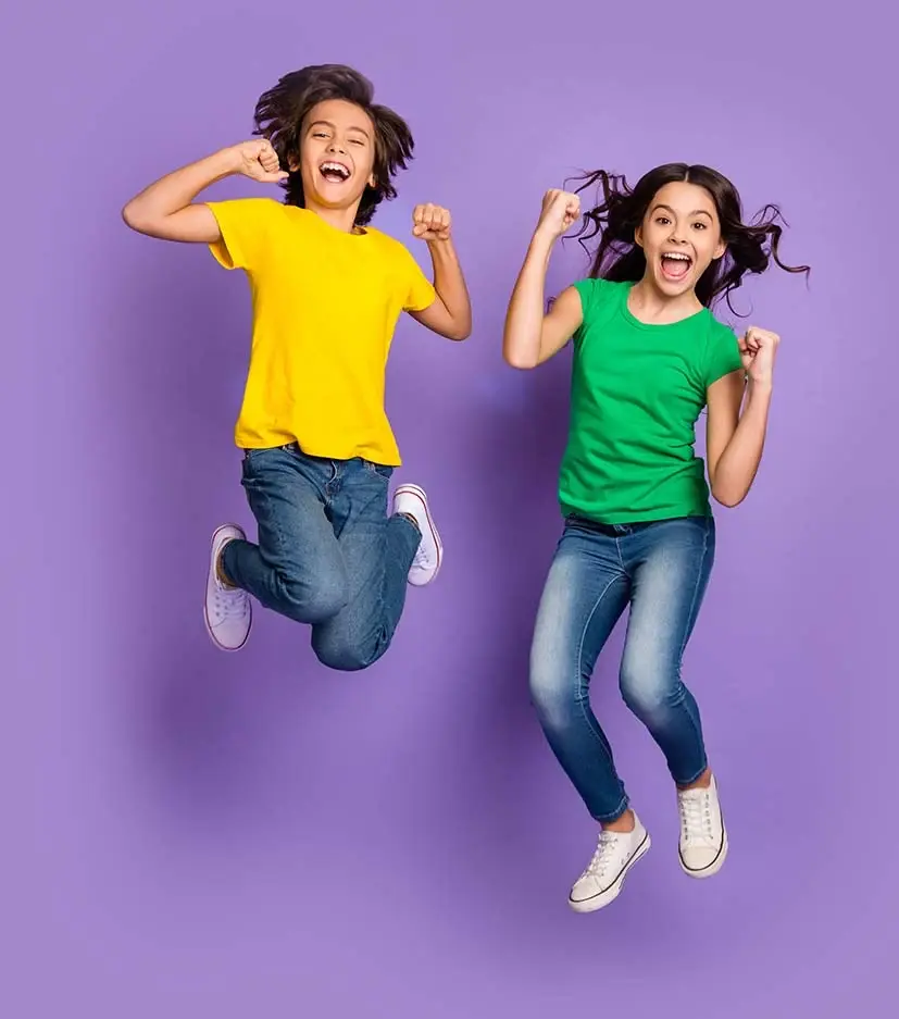 Twee kinderen springen enthousiast in de lucht